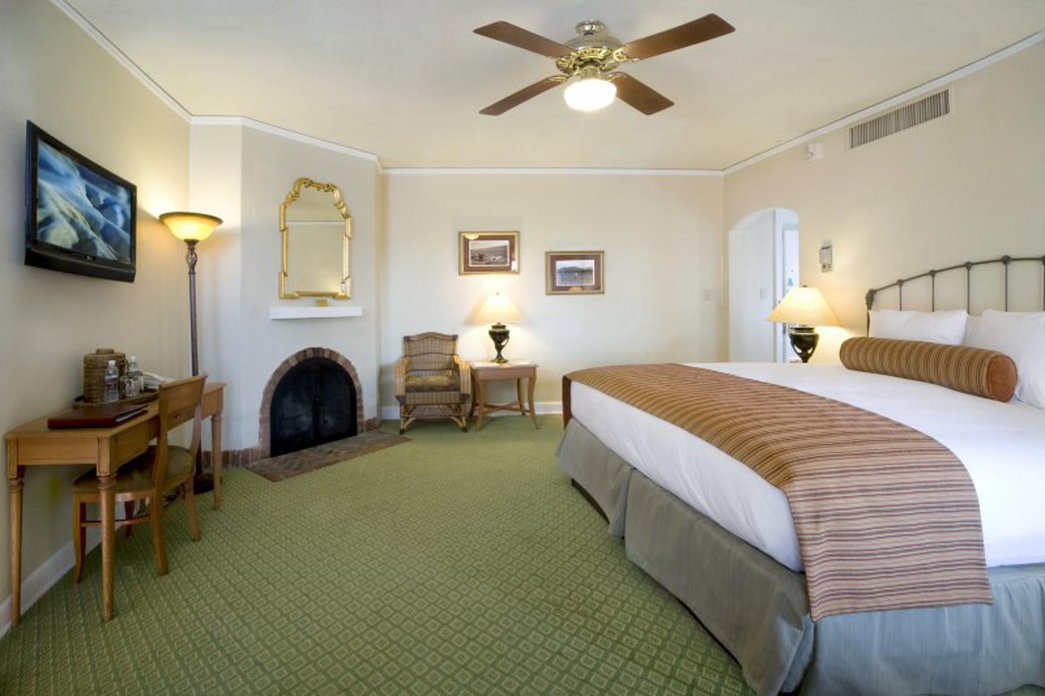 The Inn At Death Valley Ngoại thất bức ảnh A guest room at the Lodge at Santa Fe